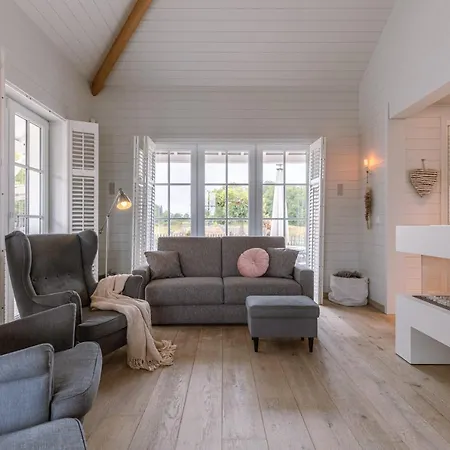 Beautiful And Spacious House With Swimming Pond Sauna And Garden بيت للعطل *