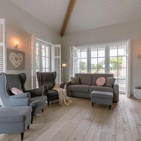 Beautiful And Spacious House With Swimming Pond Sauna And Garden بيت للعطل *