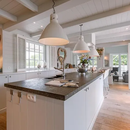 بيت للعطل Beautiful And Spacious House With Swimming Pond Sauna And Garden