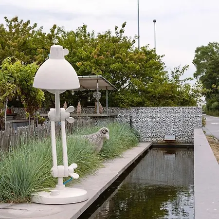 بيت للعطل Beautiful And Spacious House With Swimming Pond Sauna And Garden