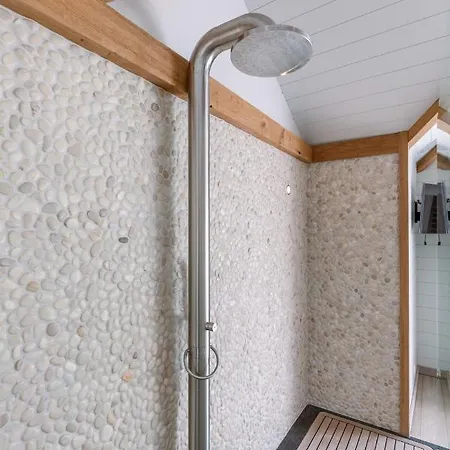Beautiful And Spacious House With Swimming Pond Sauna And Garden بيت للعطل *